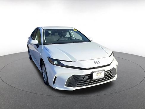 Used 2025 Toyota Camry LE image 3