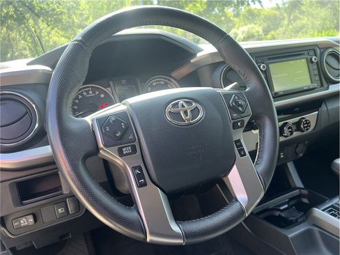 Used 2018 Toyota Tacoma SR5 RWD image 15