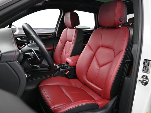 Certified 2022 Porsche Macan S image 5