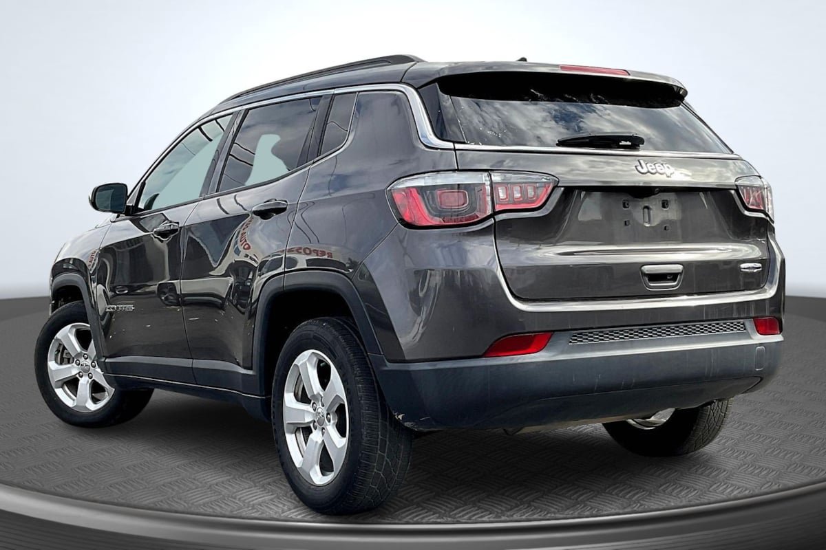 Used 2019 Jeep Compass Latitude w/ Popular Equipment Group FWD image 2