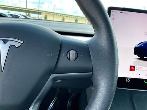 Used 2024 Tesla Model Y Long Range AWD/4WD image 22