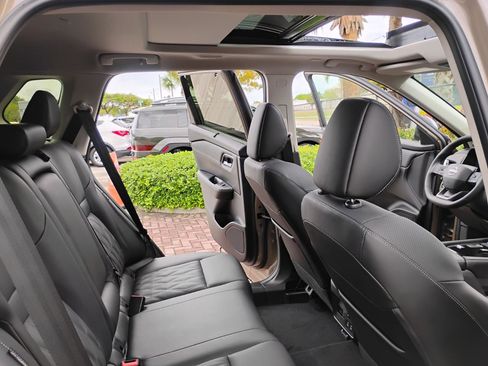 Used 2025 Nissan Rogue Platinum w/ Platinum Premium Package FWD image 40