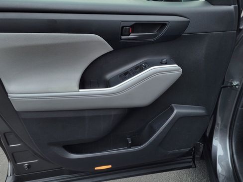 Certified 2022 Toyota Highlander LE image 9