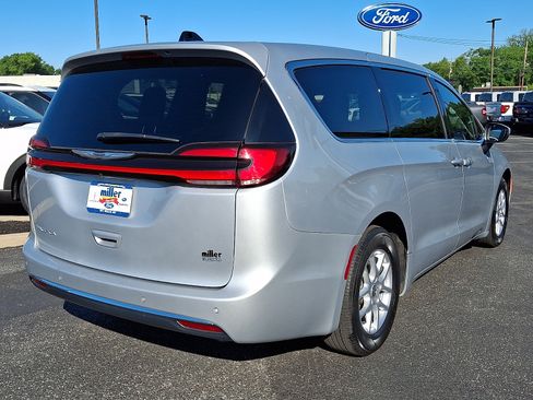 Used 2023 Chrysler Pacifica Touring FWD image 6