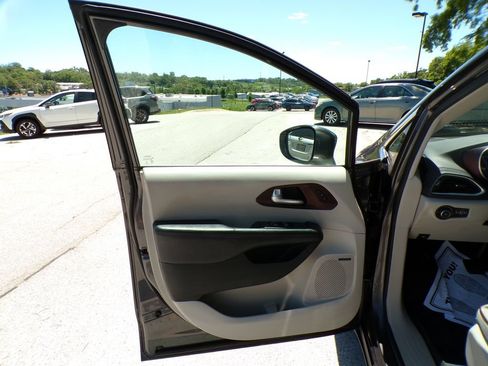 Used 2017 Chrysler Pacifica Limited FWD image 23