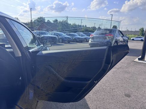 Used 2018 Tesla Model 3 Long Range RWD image 14