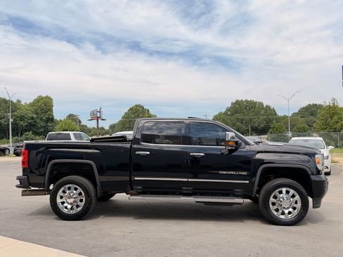 Used 2019 GMC Sierra 2500 Denali w/ Duramax Plus Package AWD/4WD image 7