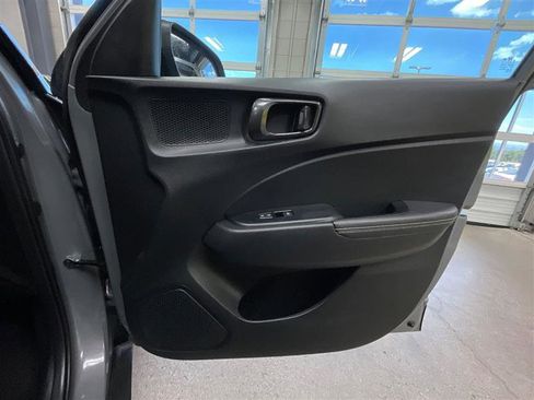Used 2022 Hyundai Venue Limited FWD image 25