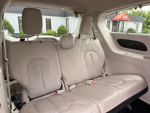 Used 2021 Chrysler Pacifica Touring-L FWD image 35