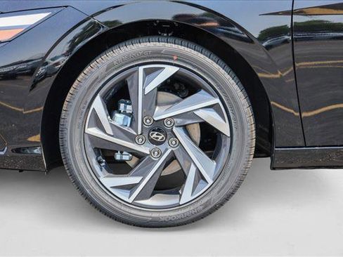 New 2025 Hyundai Elantra Limited image 9