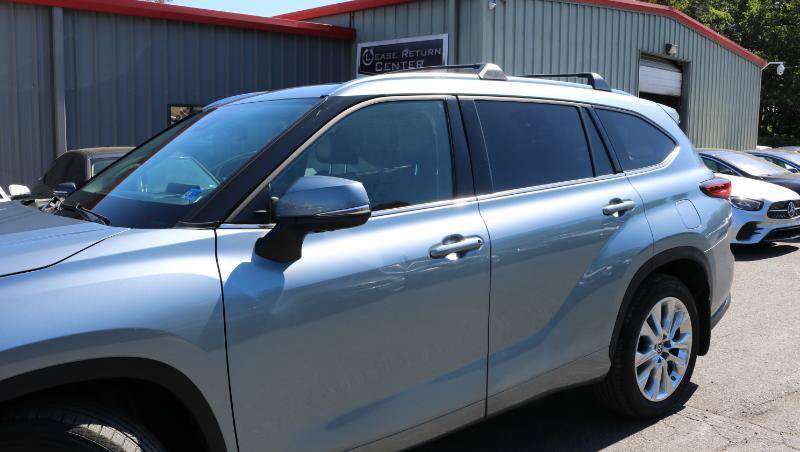 Used 2021 Toyota Highlander Limited AWD/4WD image 3
