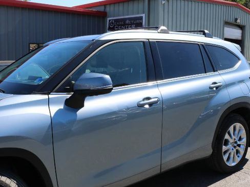 Used 2021 Toyota Highlander Limited AWD/4WD image 3