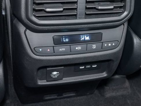 Used 2025 Honda Pilot TrailSport image 29
