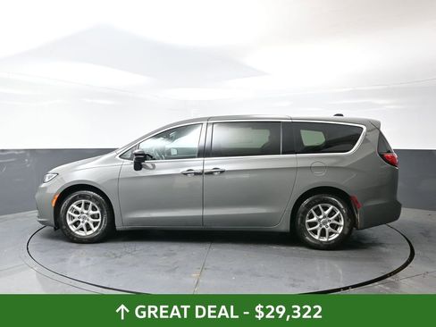 Used 2025 Chrysler Pacifica Select image 11