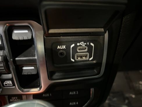 Used 2025 Jeep Wrangler Unlimited Rubicon AWD/4WD image 33