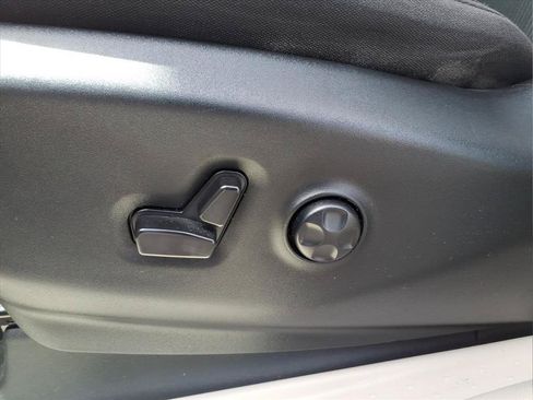 Used 2023 Chrysler Voyager LX FWD image 15