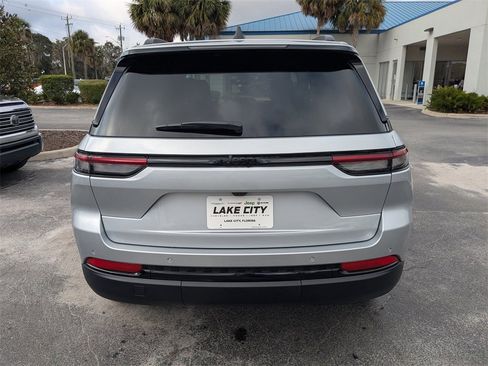 New 2025 Jeep Grand Cherokee Altitude image 4