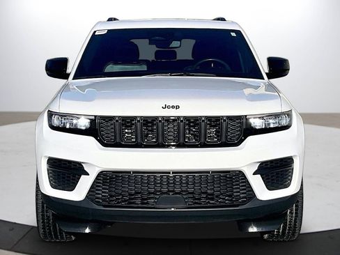 Certified 2023 Jeep Grand Cherokee Altitude image 3