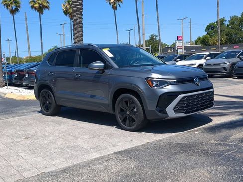 New 2026 Volkswagen Taos SE FWD image 2