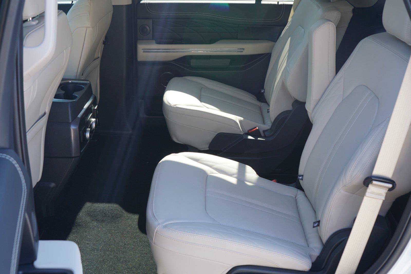 Used 2024 Ford Expedition Platinum RWD image 22