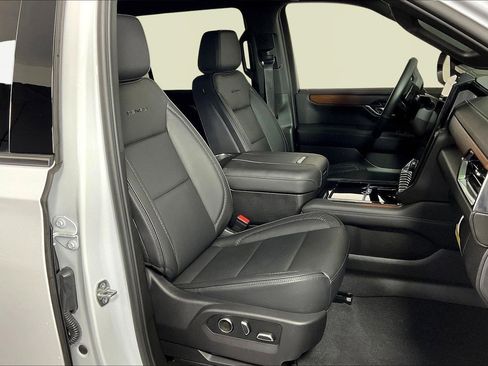 Used 2025 GMC Yukon XL Denali image 30