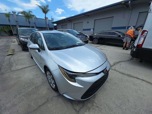 Used 2021 Toyota Corolla LE FWD image 3