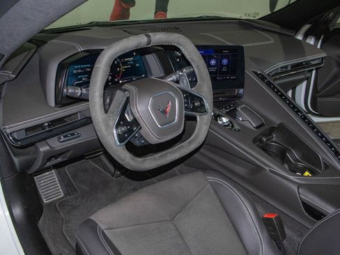 Used 2023 Chevrolet Corvette Stingray Premium Conv w/ Z51 Performance Package image 5