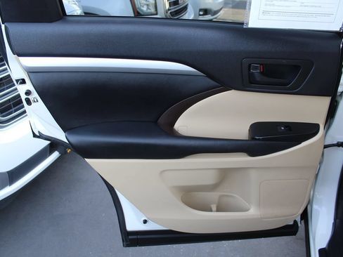 Used 2015 Toyota Highlander Plus AWD/4WD image 24