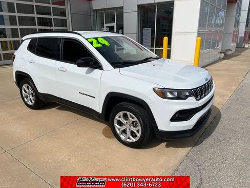 Used 2024 Jeep Compass Latitude AWD/4WD image 8