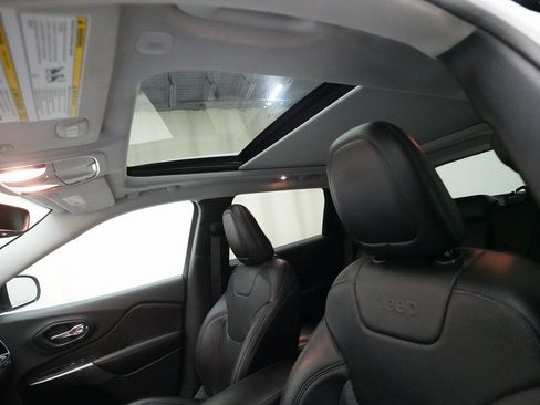 Used 2020 Jeep Cherokee Limited image 32