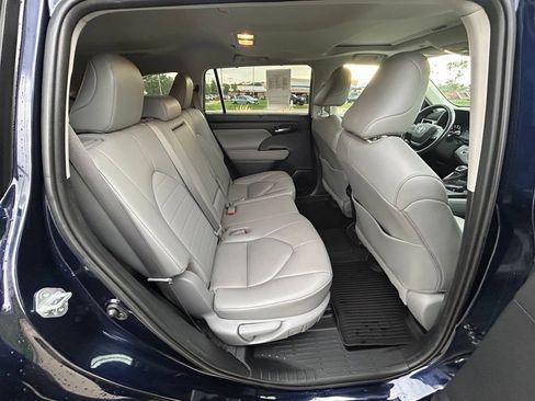 Used 2020 Toyota Highlander XLE AWD/4WD image 30
