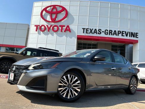 Used 2024 Nissan Altima 2.5 SV FWD image 2