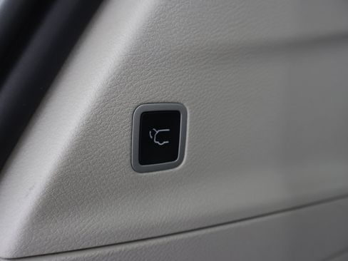 Used 2024 Chrysler Pacifica Touring-L FWD image 29