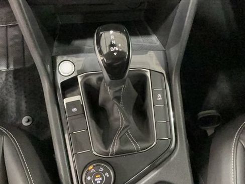 Used 2024 Volkswagen Tiguan SE AWD/4WD image 16