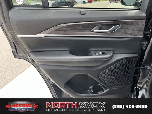 Used 2024 Jeep Grand Cherokee Limited w/ Luxury Tech Group II AWD/4WD image 17