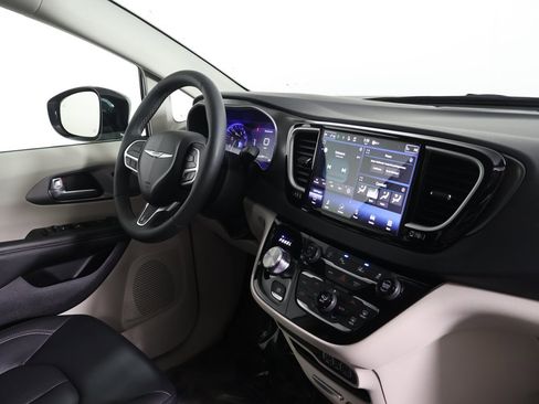 Used 2024 Chrysler Pacifica Touring-L image 24