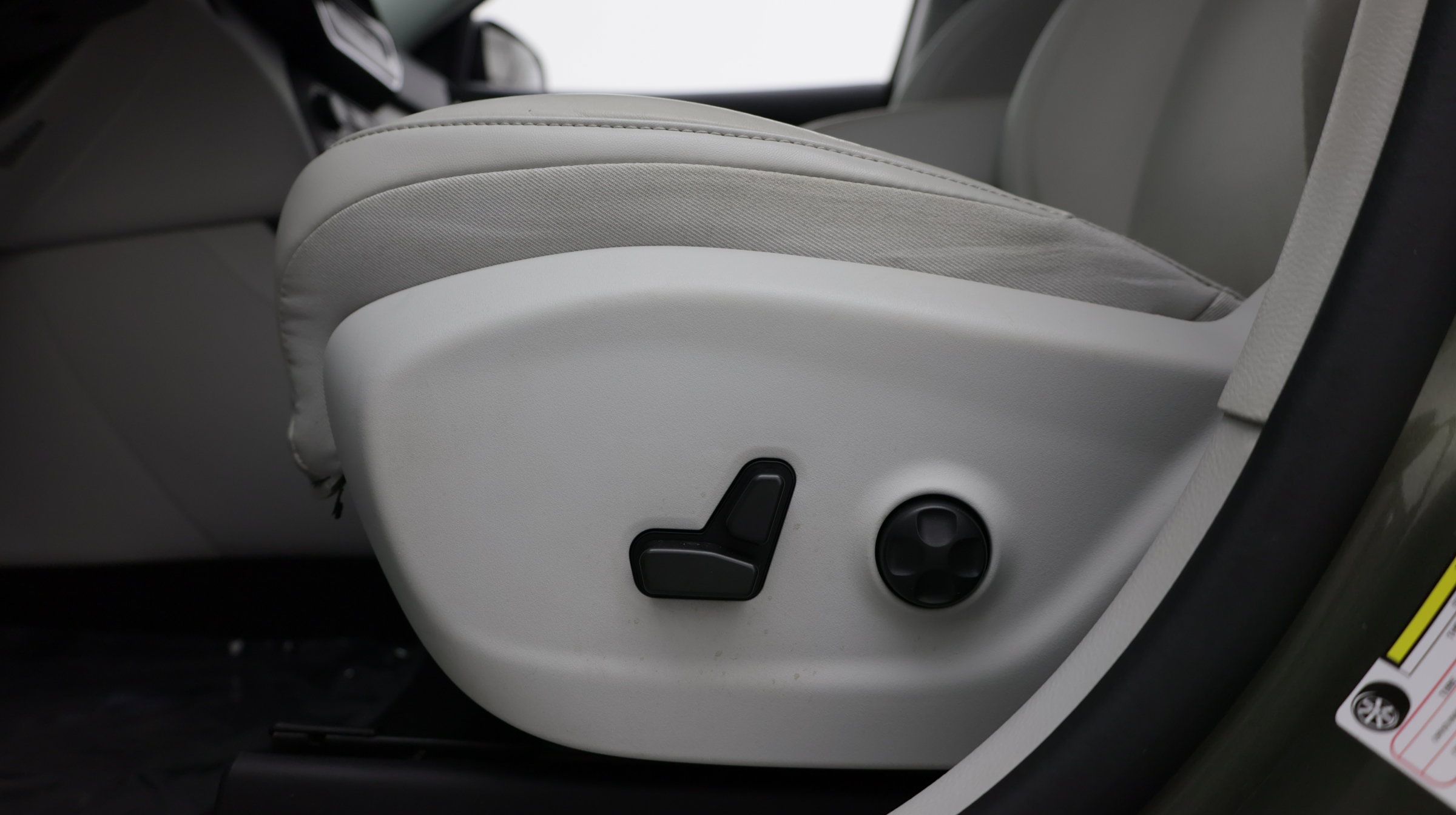 Used 2021 Jeep Cherokee Limited FWD image 16