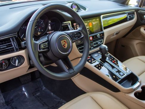 Used 2025 Porsche Macan AWD/4WD image 11