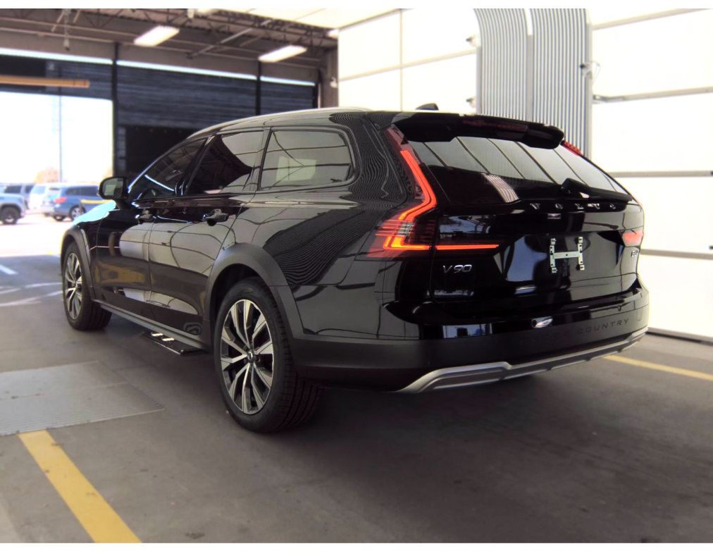 Used 2022 Volvo V90 B6 Cross Country w/ Climate Package AWD/4WD image 3