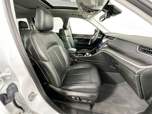 Used 2023 Jeep Grand Cherokee L Limited w/ Black Appearance Package image 31