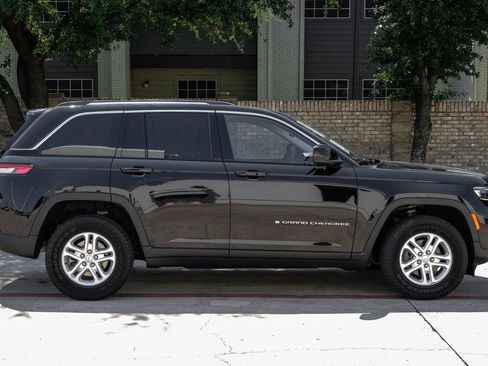 Used 2022 Jeep Grand Cherokee Laredo w/ Luxury Tech Group I image 15