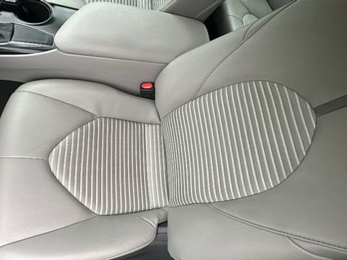 Used 2020 Toyota Camry SE w/ Carpet Mat Package FWD image 20