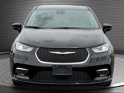 Used 2024 Chrysler Pacifica Touring-L FWD image 2