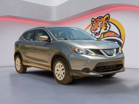 Used 2018 Nissan Rogue Sport S FWD image 3