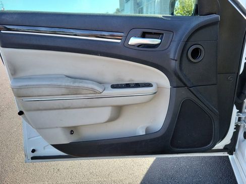 Used 2016 Chrysler 300 Limited image 16