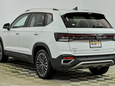 Used 2025 Volkswagen Taos SE w/ Panoramic Sunroof Package image 5
