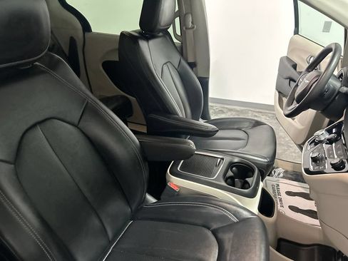 Used 2024 Chrysler Pacifica Touring-L FWD image 17