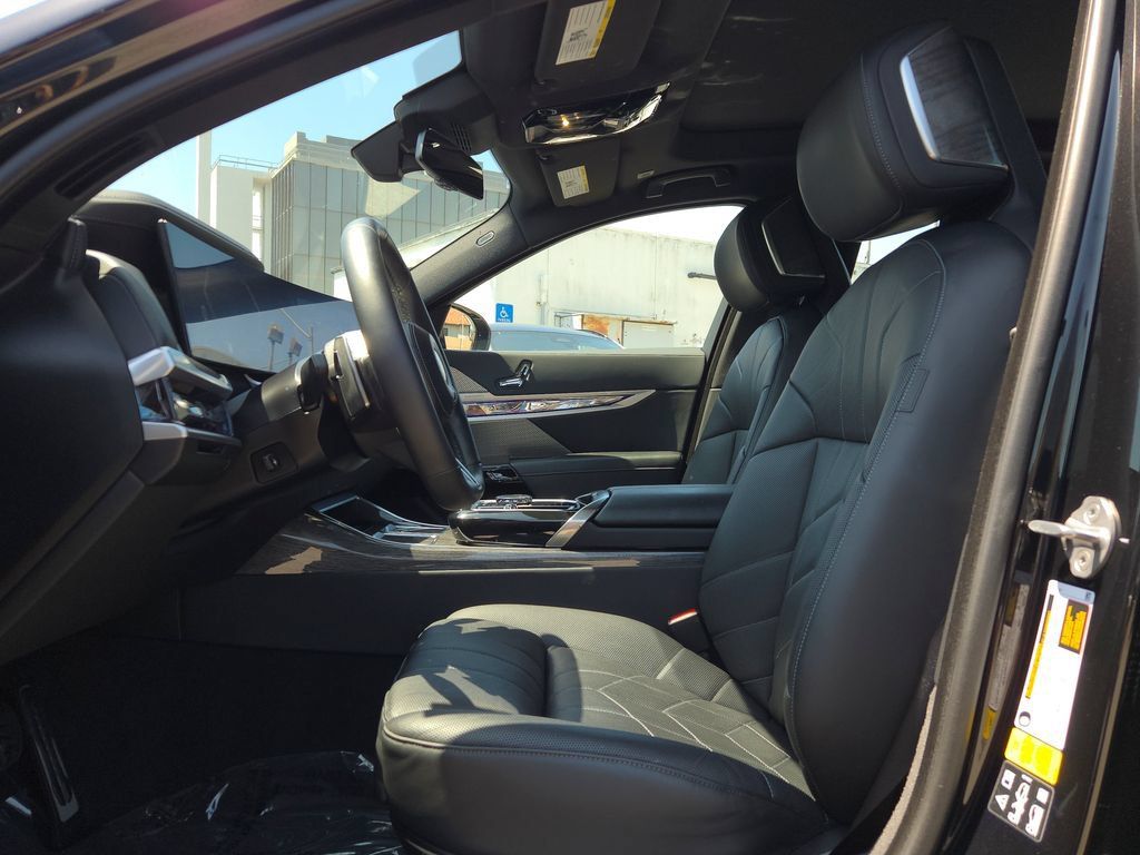 Used 2024 BMW 760i xDrive AWD/4WD image 7