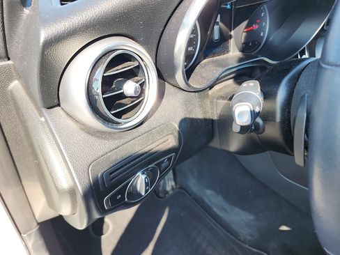 Used 2021 Mercedes-Benz GLC 300 4MATIC image 19