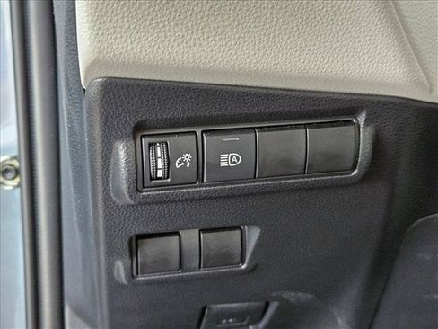 Used 2025 Toyota Corolla Cross LE FWD image 27